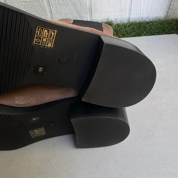 Stuart Weitzman
Women's Brown Cline Sleek Chelsea
Boot Brown size 8 fits 7.5 New - Picture 9 of 15